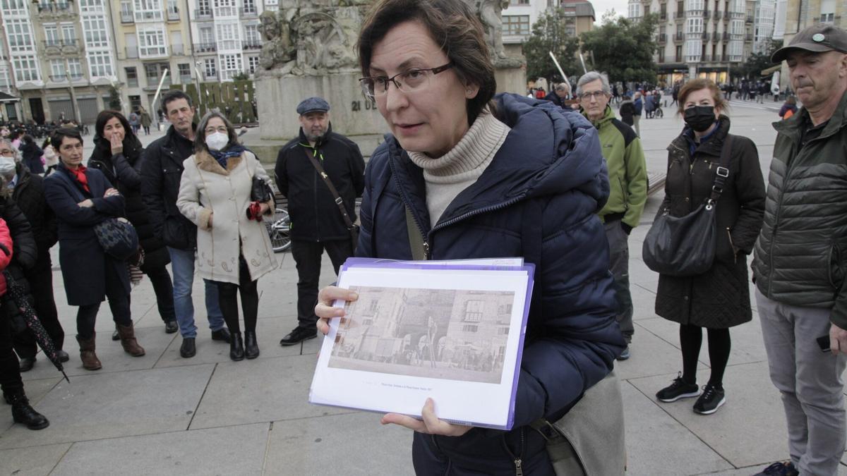 Una guía turística, en la Virgen Blanca de Gasteiz.