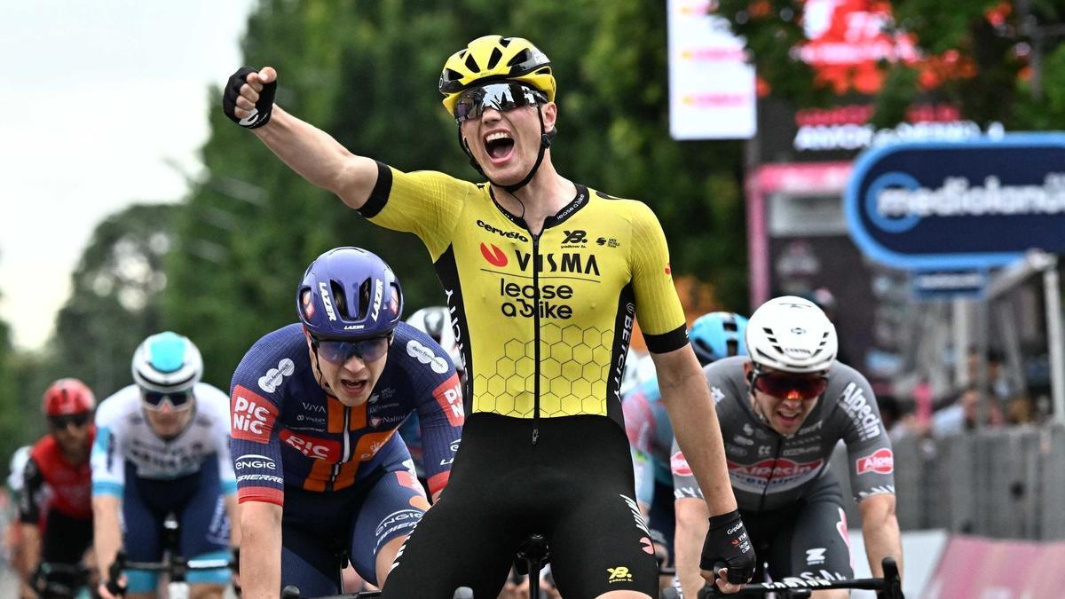 Olav Kooij festeja la victoria.