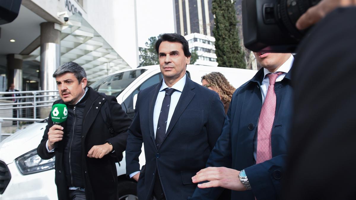 La pareja de la presidenta de la Comunidad de Madrid, Alberto González Amador, sale de declarar a los juzgados de Plaza de Castilla.