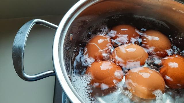 Uno de los huevos cocidos se ha rajado durante el cocinado. / Freepik Uno de los huevos cocidos se ha rajado durante el cocinado.