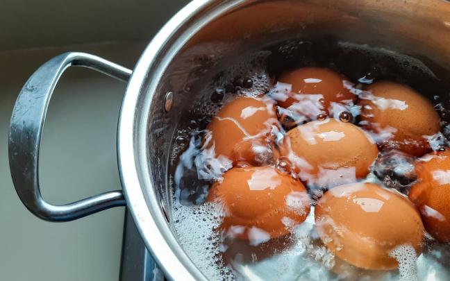 Uno de los huevos cocidos se ha rajado durante el cocinado.