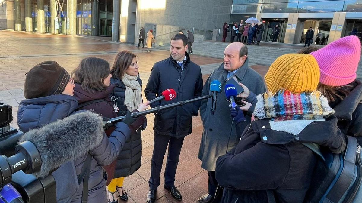 Imanol Pradales, con el presidente del EBB, Andoni Ortuzar, y la europarlamentaria Izaskun Bilbao