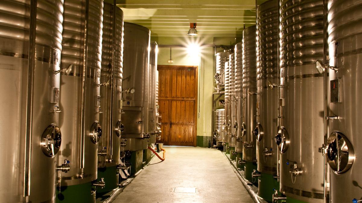 Interior de la bodega donde Talai Berri produce su variada oferta de productos.