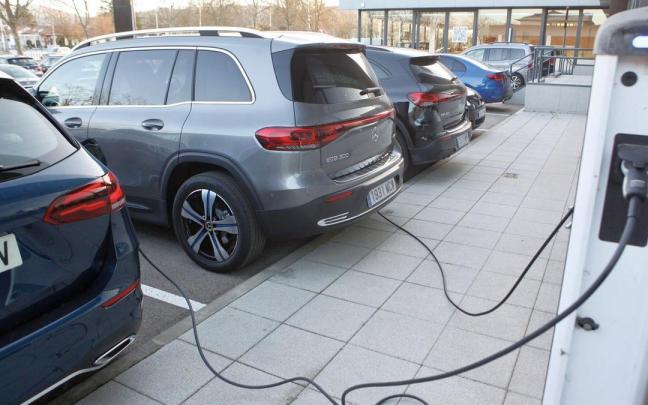 Vehículos eléctricos a la venta en un concesionario del automóvil.