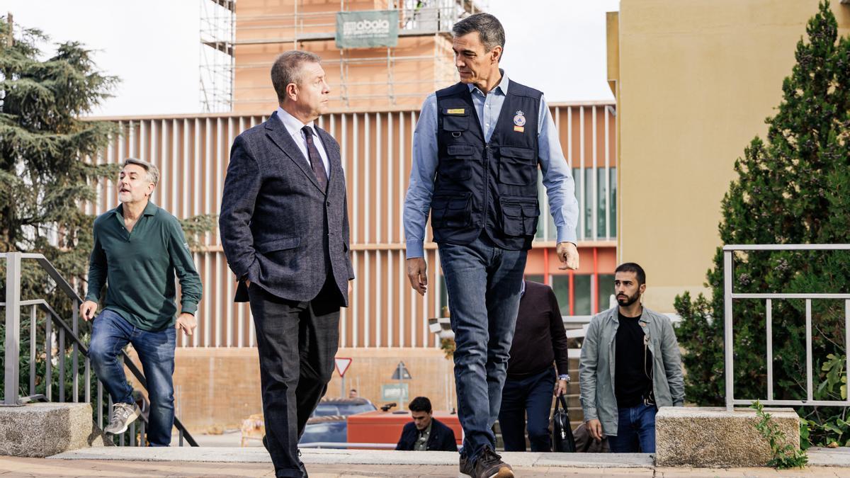 El presidente del Gobierno español, Pedro Sánchez, y el presidente de Castilla-La Mancha, Emiliano García-Page.