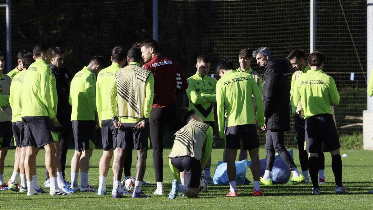 Imanol se dirige a sus futbolistas en Zubieta. / JAVI COLMENERO