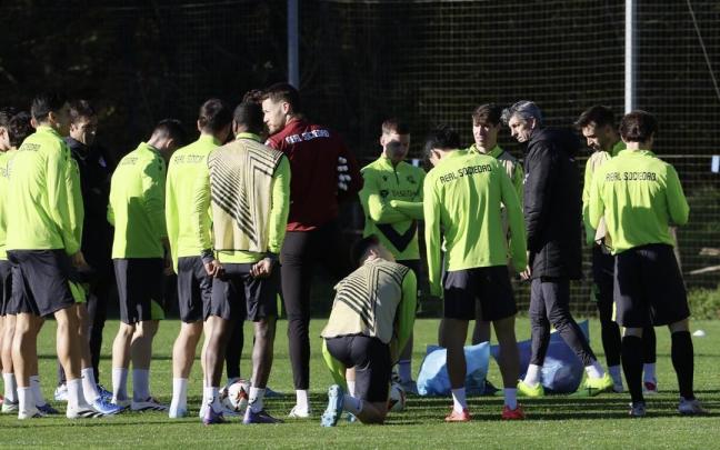 Imanol se dirige a sus futbolistas en Zubieta. / JAVI COLMENERO
