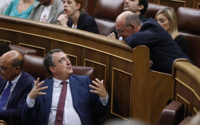 El diputado del PNV Joseba Agirretxea conversa con su compañero Aitor Esteban.