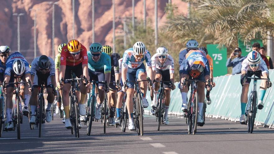 Van Uden se impone en el cerrado esprint de la primera etapa.