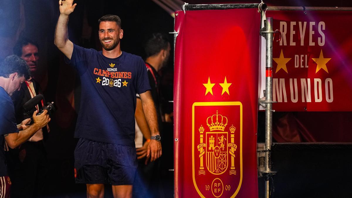 Unai Simón durante la celebración del Mundial 2026 en Cibeles