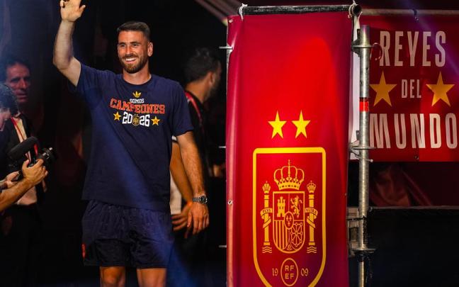 Unai Simón durante la celebración del Mundial 2026 en Cibeles