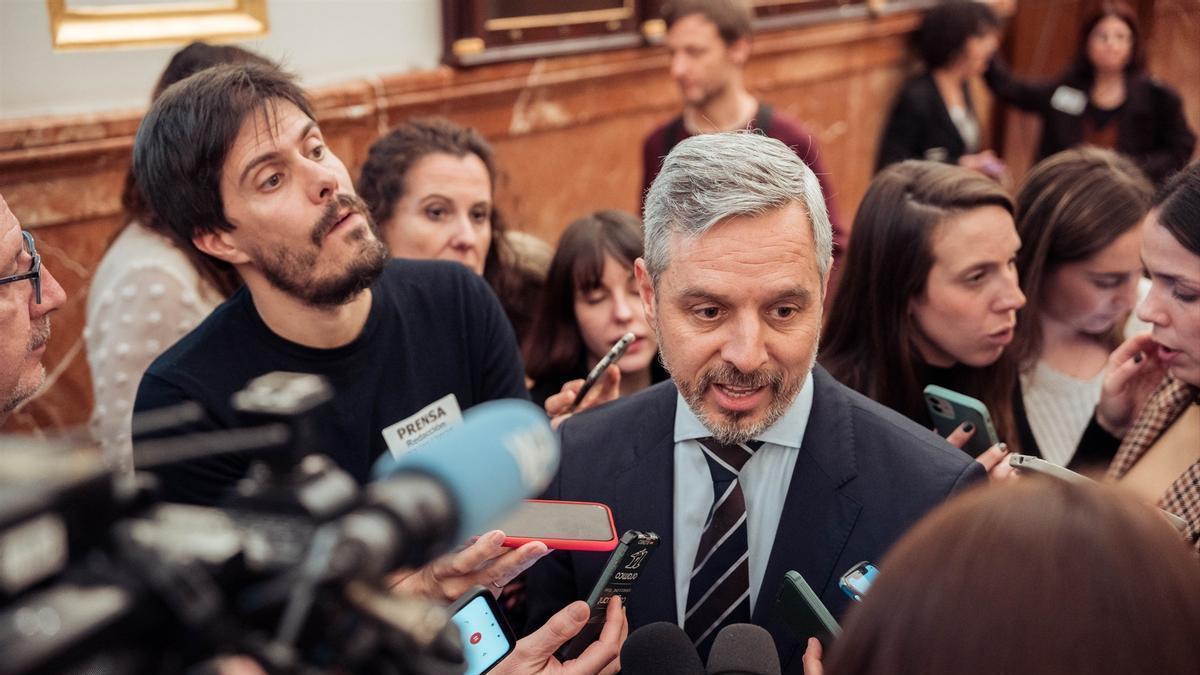 El vicesecretario de Economía del PP, Juan Bravo, atiende a los medios durante una sesión plenaria extraordinaria, en el Congreso de los Diputados.