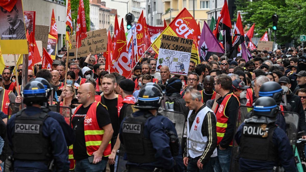 Policías vigilan una manifestación convocada por el sindicato CGT en Lyon.