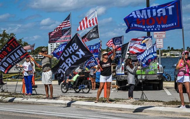 Seguidore de Trump en Southern Boulevard, una vía que conduce a Mar-a-Lago.