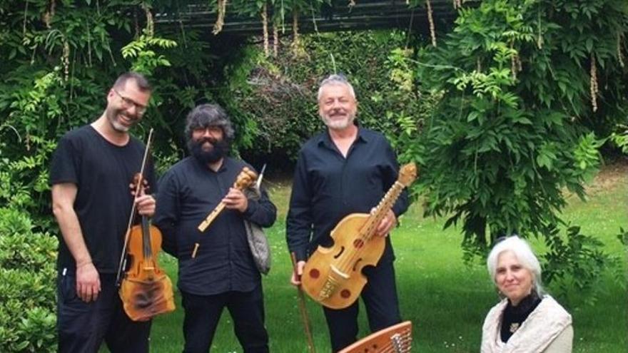 Integrantes del grupo gallego Chruinne, que bebe de la música clásica.