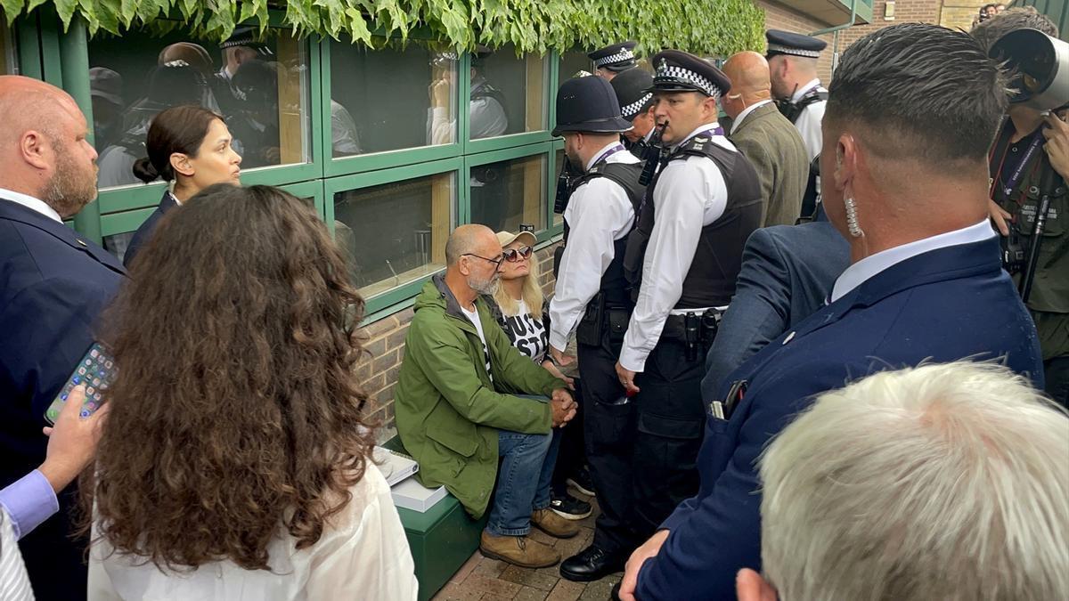 Agentes de la Policía británica deteniendo a los manifestantes de 'Just Stop Oil' involucrados en el incidente de Wimbledon.