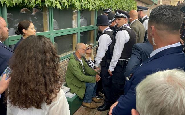 Agentes de la Policía británica deteniendo a los manifestantes de 'Just Stop Oil' involucrados en el incidente de Wimbledon. Agentes de la Policía británica deteniendo a los manifestantes de 'Just Stop Oil' involucrados en el incidente de Wimbledon.