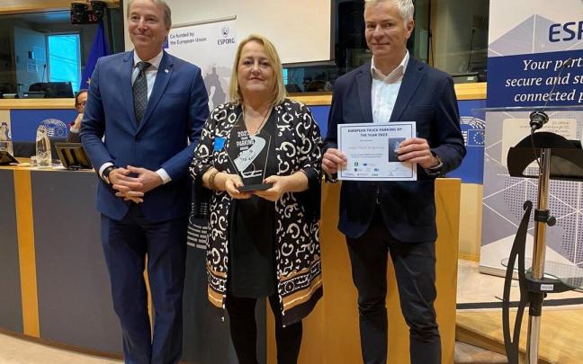 Aintzane Oiarbide, con el reconocimiento al centro de Astigarraga. Aintzane Oiarbide, con el reconocimiento al centro de Astigarraga.