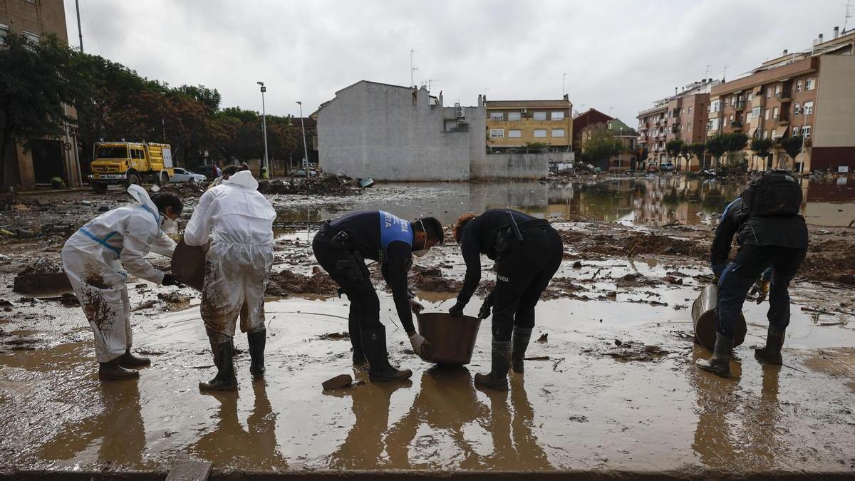 Continúan las labores de limpieza en las calles de Paiporta, Valencia.