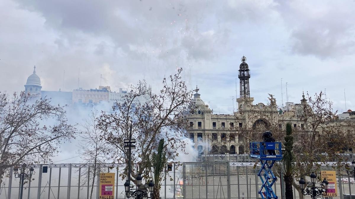 La primera mascletà de las Fallas 2025 homenajea a las víctimas de la dana para "devolverles la alegría"