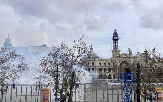 La primera mascletà de las Fallas 2025 homenajea a las víctimas de la dana para "devolverles la alegría"