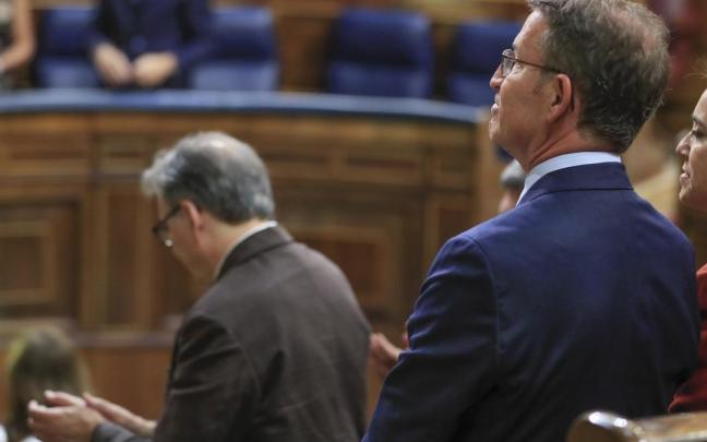 Feijóo aplaude la intervención del presidente de Colombia, ayer en el Congreso.