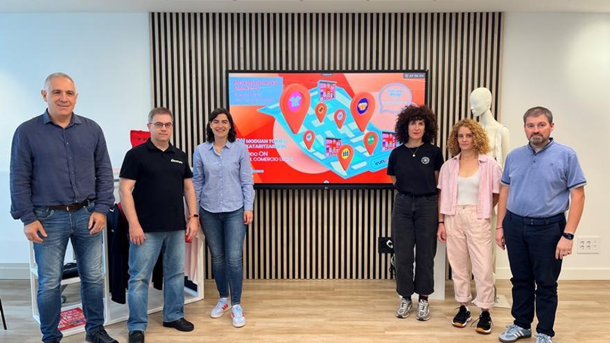 La delegada Nuria Alzaga junto con representantes del comercio local de Irun.