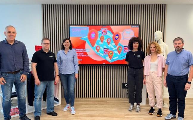 La delegada Nuria Alzaga junto con representantes del comercio local de Irun. / N.G. La delegada Nuria Alzaga junto con representantes del comercio local de Irun.