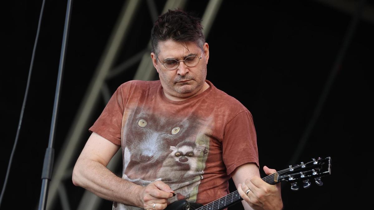 El productor y músico Steve Albini durante una actuación.