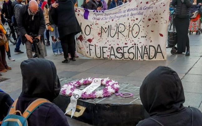 Violencia machista | Varias mujeres se concentran para denunciar un asesinato machista.