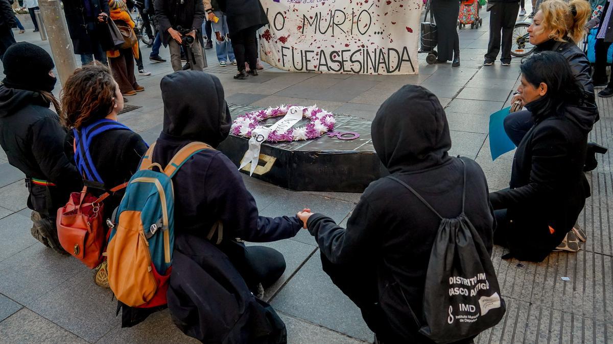 Violencia machista | Varias mujeres se concentran para denunciar un asesinato machista.