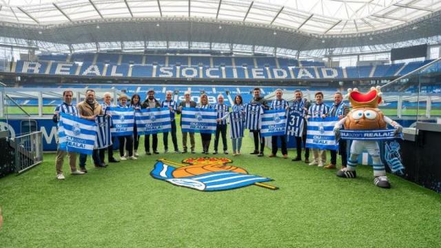 Los alcaldes de los municipios donde se instalarán pantallas, con representantes de la Diputación, en Anoeta.