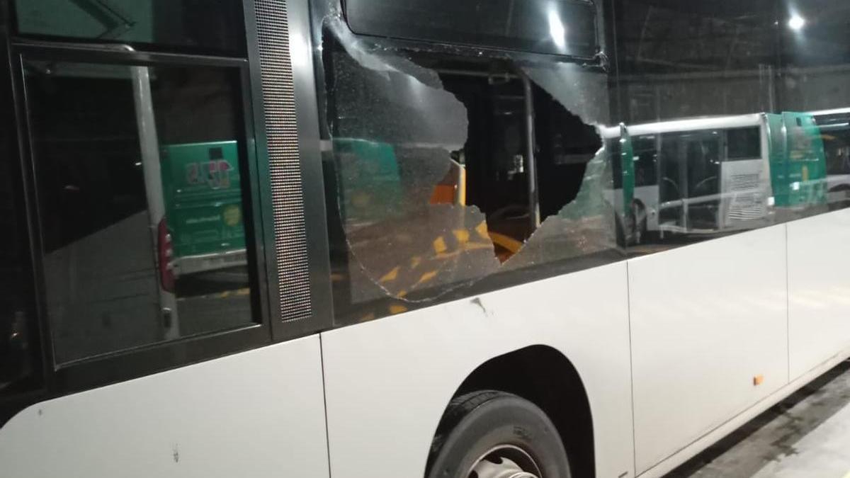 Autobús de Tuvisa que ha sufrido el ataque vandálico esta madrugada Cedida