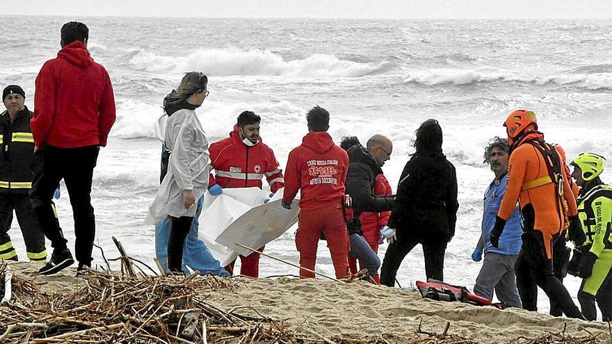 No se descarta que los muertos lleguen a cien, ya que en la barca viajaban entre 200 y 250 migrantes.