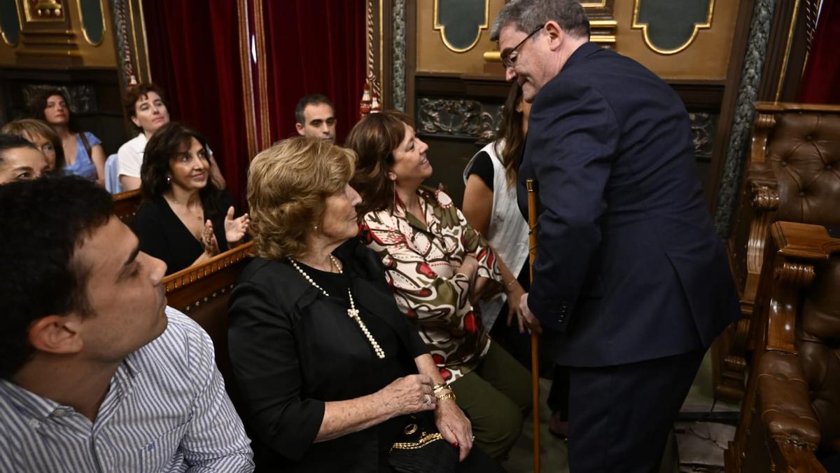 Juan Mari, visiblemente emocionado se ha acercado a su ama, su mujer y a su hijo para darles un beso Juan Mari, visiblemente emocionado se ha acercado a su ama, su mujer y a su hijo para darles un beso