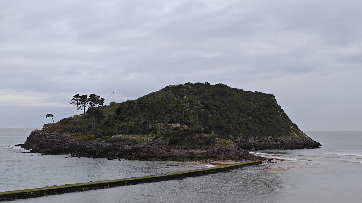 Cuando la marea está baja se puede acceder a la isla a través del malecón