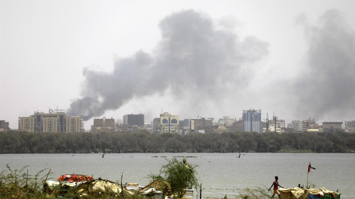 Columnas de humo en Jartum por los enfrentamientos entre el Ejército y las Fuerzas de Apoyo Rápido (RSF).