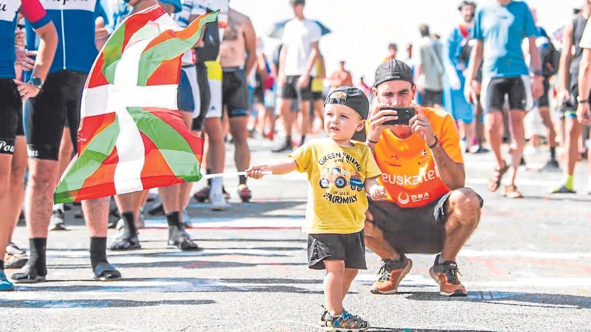 Un aita y su hijo antes del paso de la carrera.