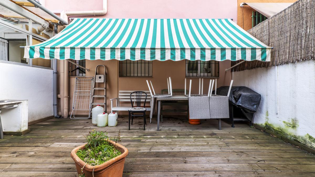 Un toldo en el patio interior de una vivienda.