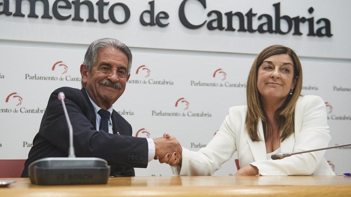 Miguel Ángel Revilla y María José Sáenz de Buruaga firman el acuerdo de investidura.