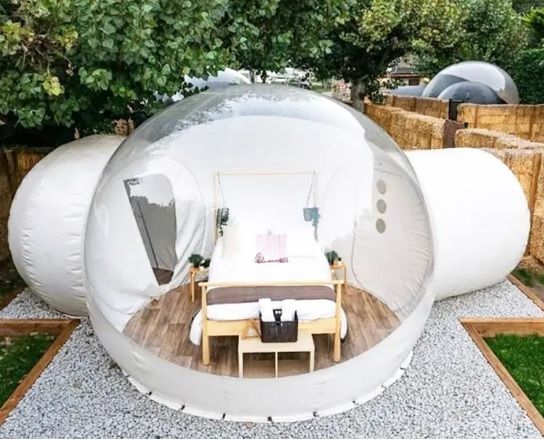 Casa burbuja con una estancia principal y dos minidepartamentos.