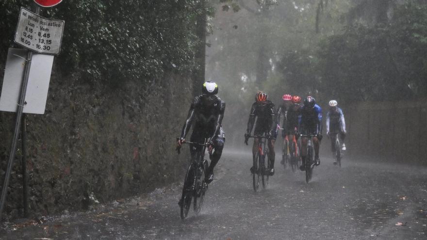Imagen de la carrera en pleno diluvio.