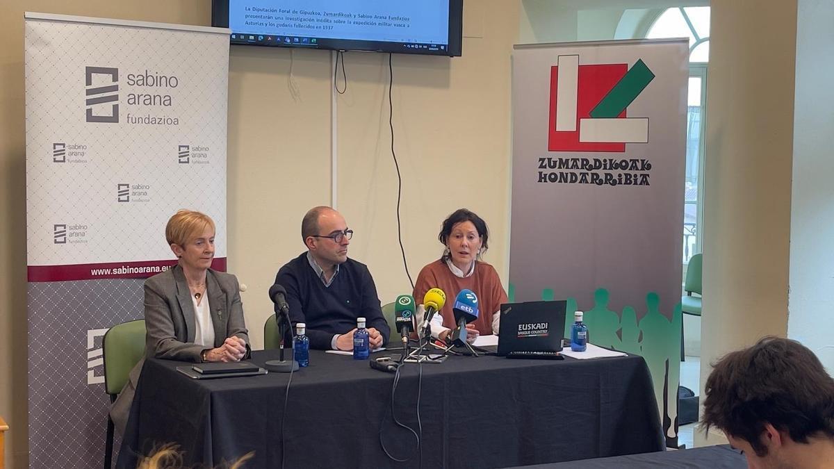 La presidenta de Sabino Arana Fundazioa, Arantxa Tapia, el director de Derechos Humanos y Memoria Histórica de la Diputación Foral de Gipuzkoa, Ion Gambra, y Arantzazu Rojo, responsable de la sección de Memoria Histórica de la asociaci