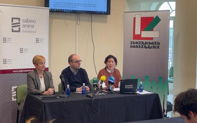 La presidenta de Sabino Arana Fundazioa, Arantxa Tapia, el director de Derechos Humanos y Memoria Histórica de la Diputación Foral de Gipuzkoa, Ion Gambra, y Arantzazu Rojo, responsable de la sección de Memoria Histórica de la asociaci