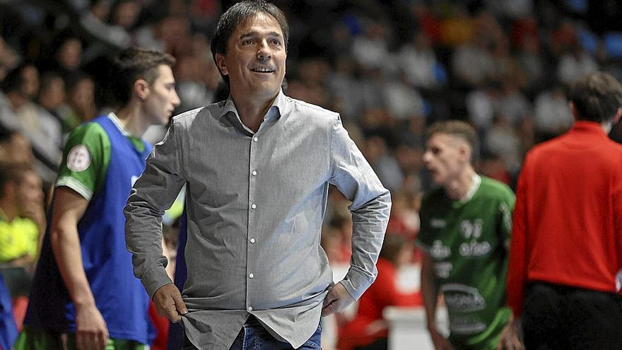 El entrenador de Osasuna Magna, Imanol Arregui, en la victoria de esta temporada ante el Ribera Navarra (4-2) en Anaitasuna.