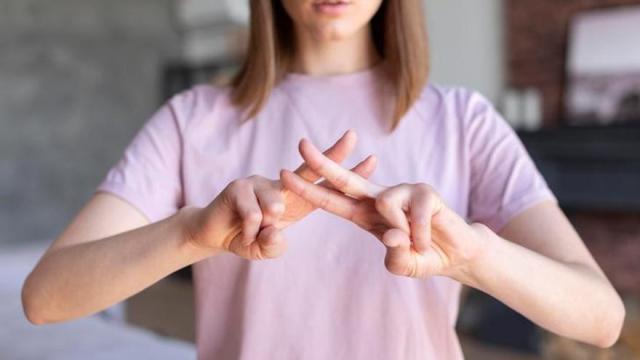 Foto recurso de una intérprete de lenguaje de signos.