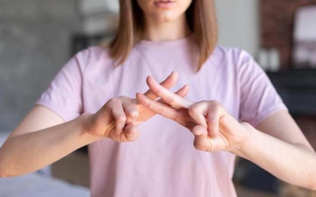 Foto recurso de una intérprete de lenguaje de signos.