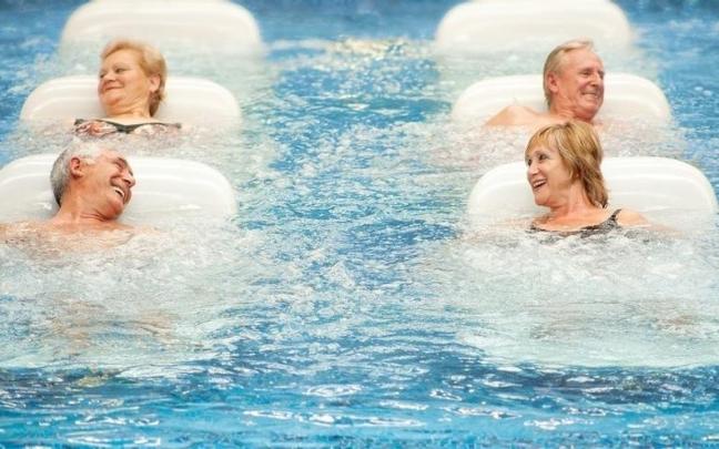 La interacción social y redes de amigos o familiares son el pilar de una buena vida, según los estudios.