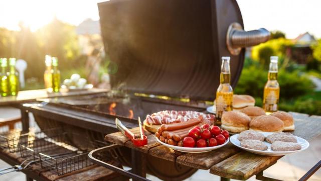 La barbacoa es una de las mejores actividades para hacer en verano al aire libre