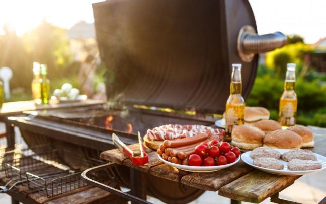 La barbacoa es una de las mejores actividades para hacer en verano al aire libre